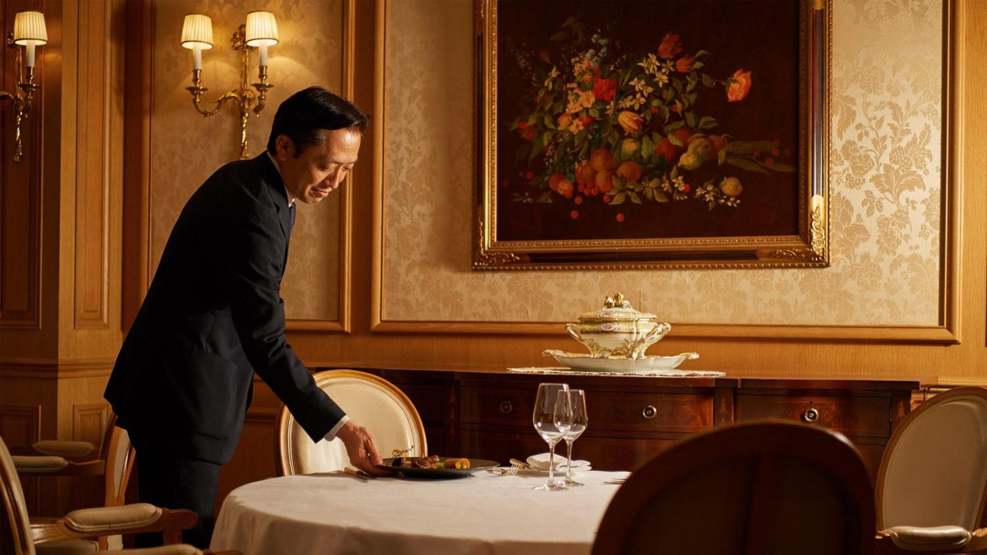 מלון Intercontinental Yokohama Grand By Ihg מראה חיצוני תמונה A butler serving food at a table